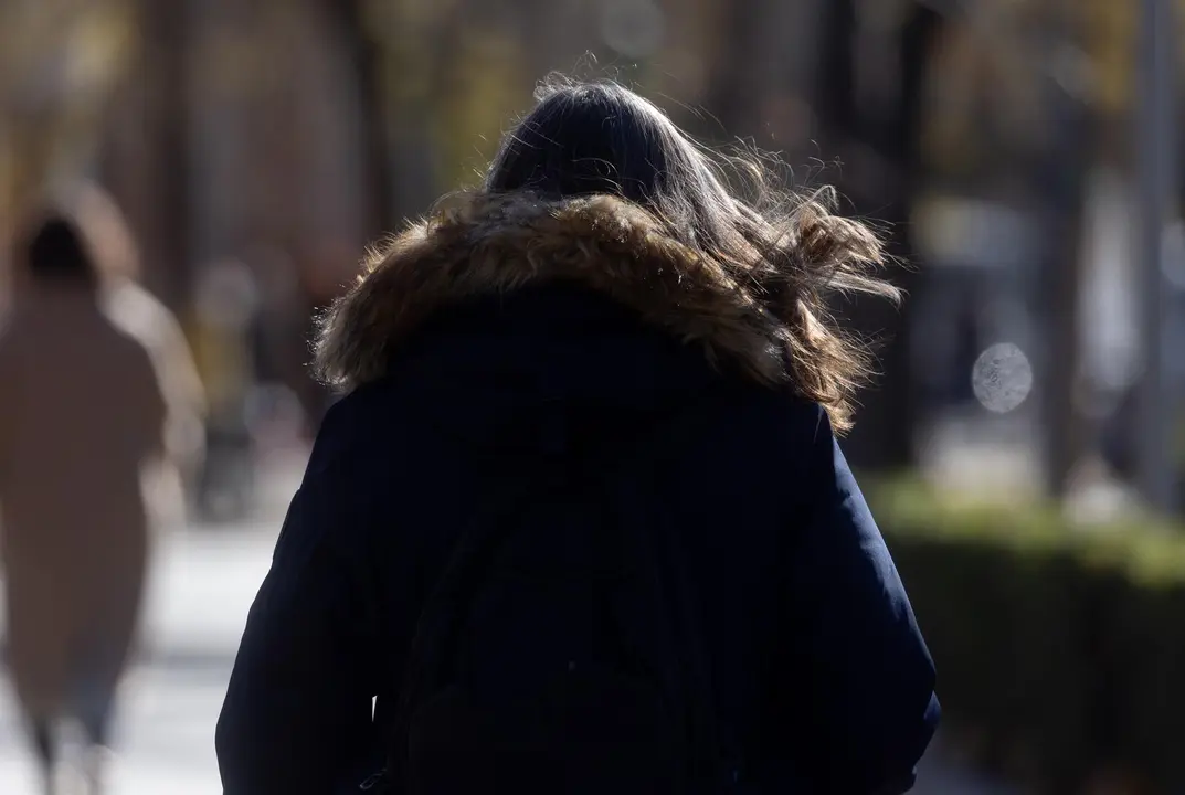 Imagen de archivo de una mujer paseando con un abrigo | Europa Press