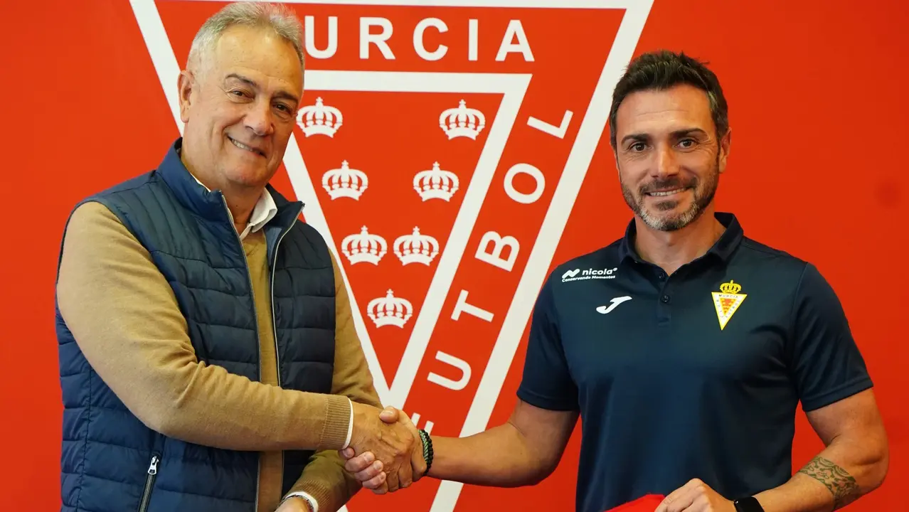 Adri&aacute;n Colunga continuar&aacute; como entrenador del Real Murcia