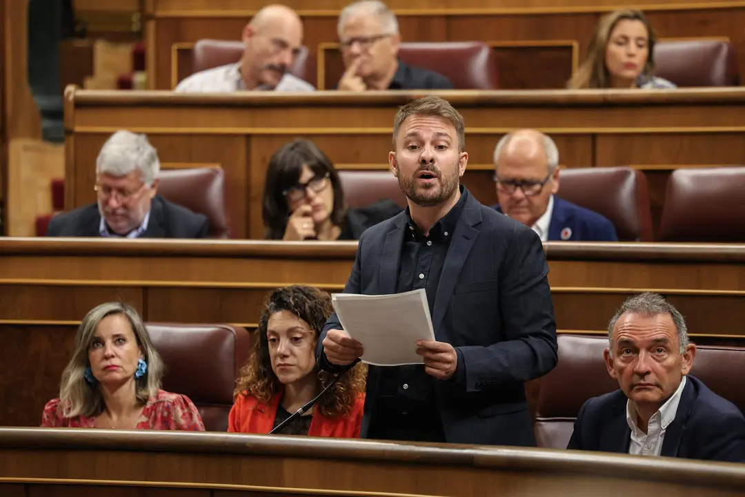 El diputado de Comprom&iacute;s integrado en Sumar, Alberto Ib&aacute;&ntilde;ez, interviene durante una sesi&oacute;n de control al Gobierno en el Congreso