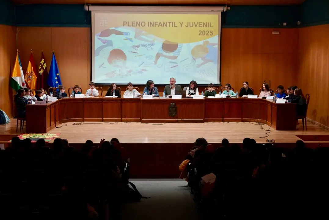 El Ayuntamiento de Santomera ha celebrado esta semana un Pleno Infantil y Adolescente con la participaci&oacute;n de alumnas y alumnos de todos los centros educativos del municipio