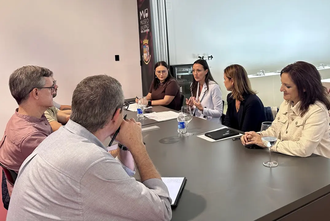 La consejera de Turismo, Cultura, Juventud y Deportes, Carmen Conesa, y la directora de Competitividad y Calidad Tur&iacute;sticas, Eva Reverte, en la reuni&oacute;n en la que se anunciaron las ayudas para alojamientos tur&iacute;sticos en bodegas.
