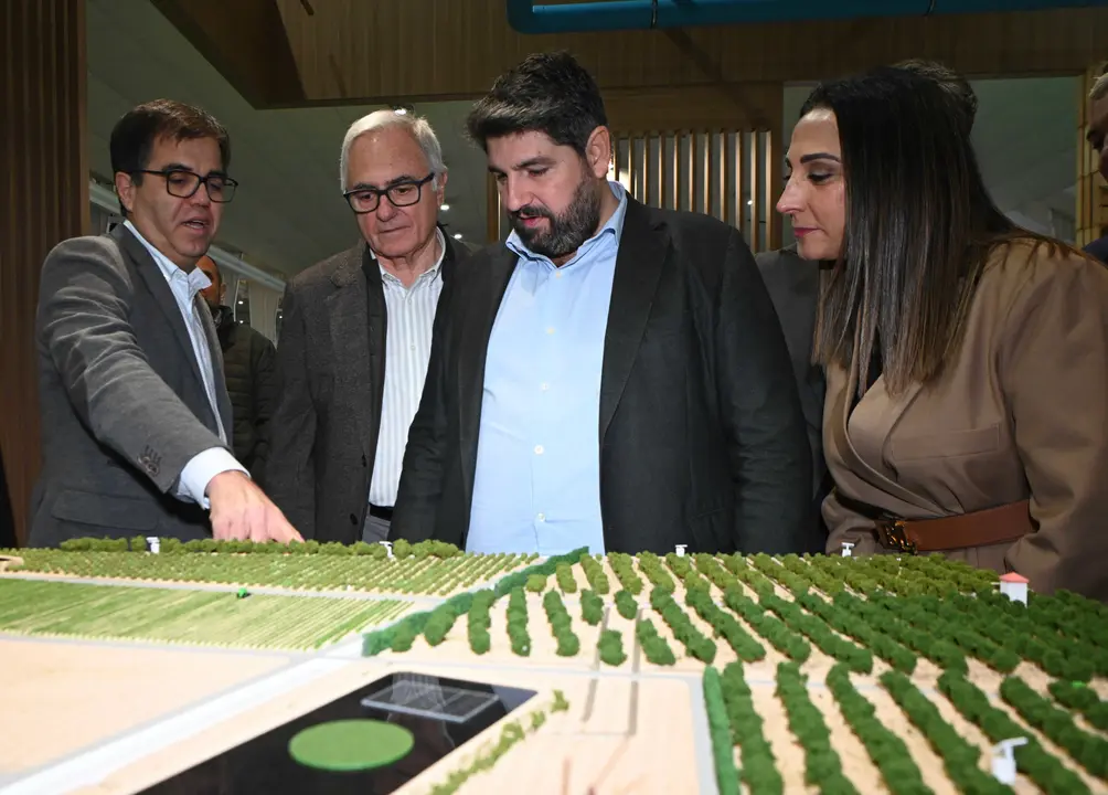 El presidente de la Comunidad, Fernando L&oacute;pez Miras, en la Feria Internacional de Producci&oacute;n y Tecnolog&iacute;a Agr&iacute;cola (Hortifruit) 2025, celebrada en Ifepa, en Torre Pacheco