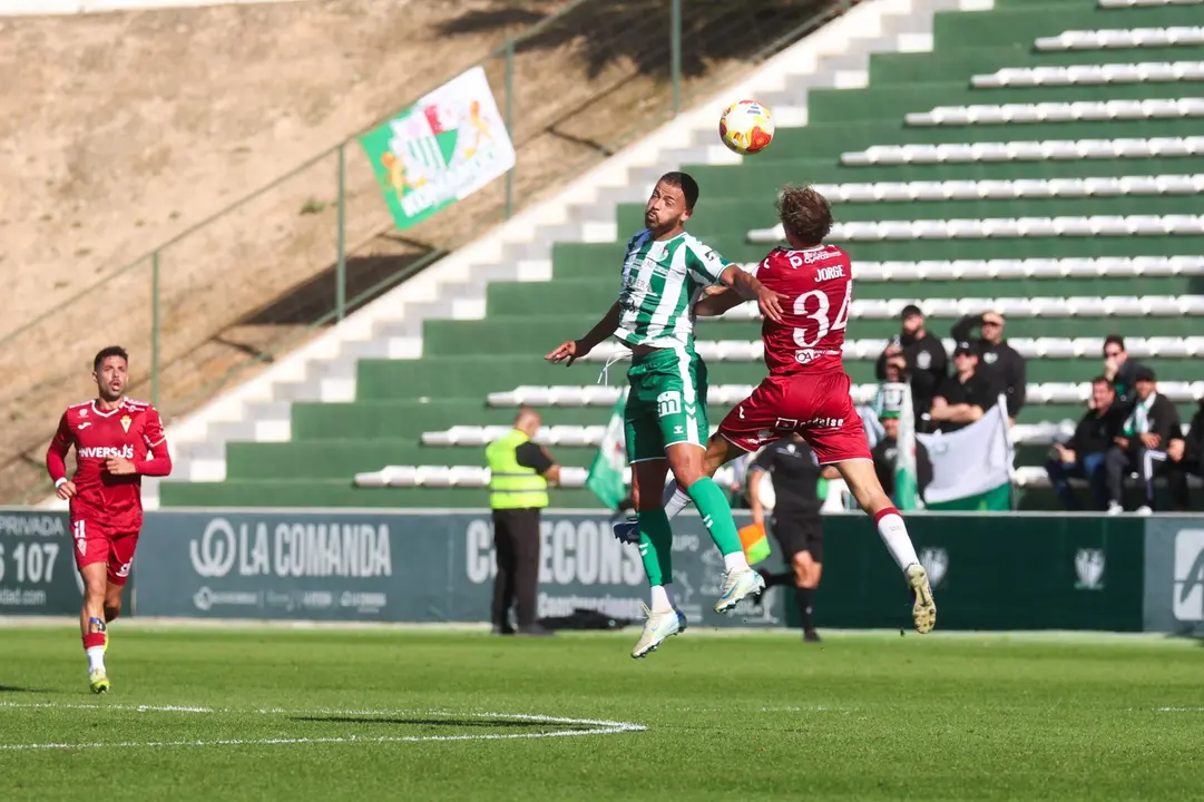 El murcianista Jorge salta con un jugador del Antequera