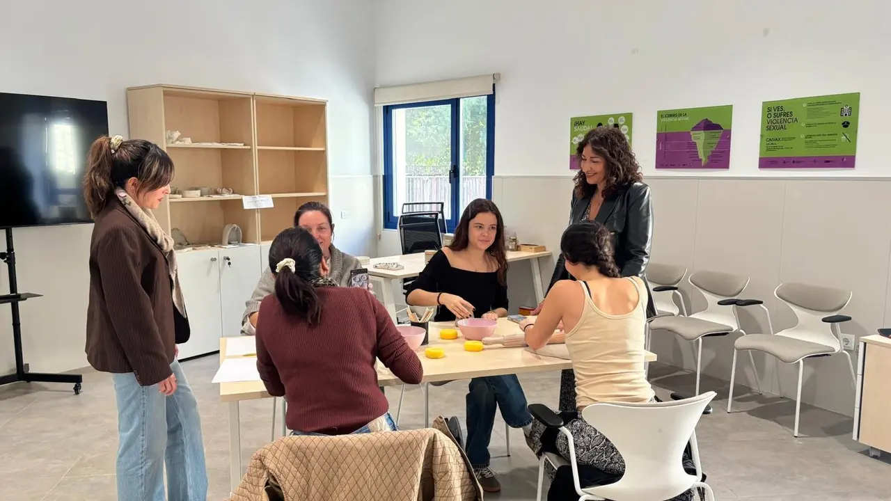La directora general de Mujer y Prevenci&oacute;n de la Violencia de G&eacute;nero, Ana Bel&eacute;n Mart&iacute;nez, en el taller de cer&aacute;mica impartido en el CAIVAX.