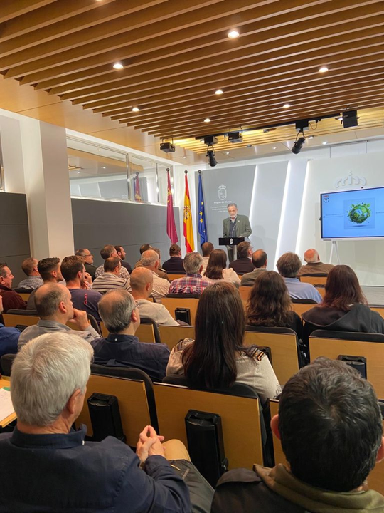Una de las conferencias sobre la seguridad, la sostenibilidad y el conocimiento t&eacute;cnico de la actividad cineg&eacute;tica, celebrada en la Consejer&iacute;a de Media Ambiente, Universidades, Investigaci&oacute;n y Mar Menor este a&ntilde;o (foto de archivo).