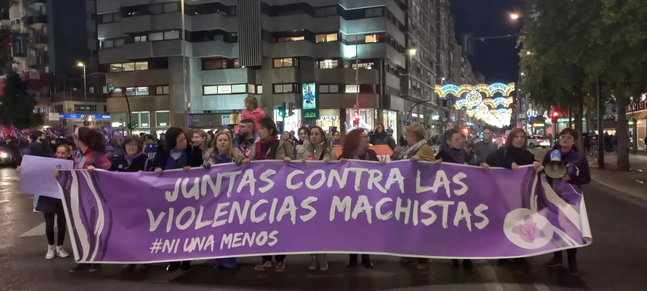 ntegrantes de la Asamblea Feminista de la Regi&oacute;n portan la pancarta de cabecera de la manifestaci&oacute;n por el 25N en Murcia
- EUROPA PRESS
