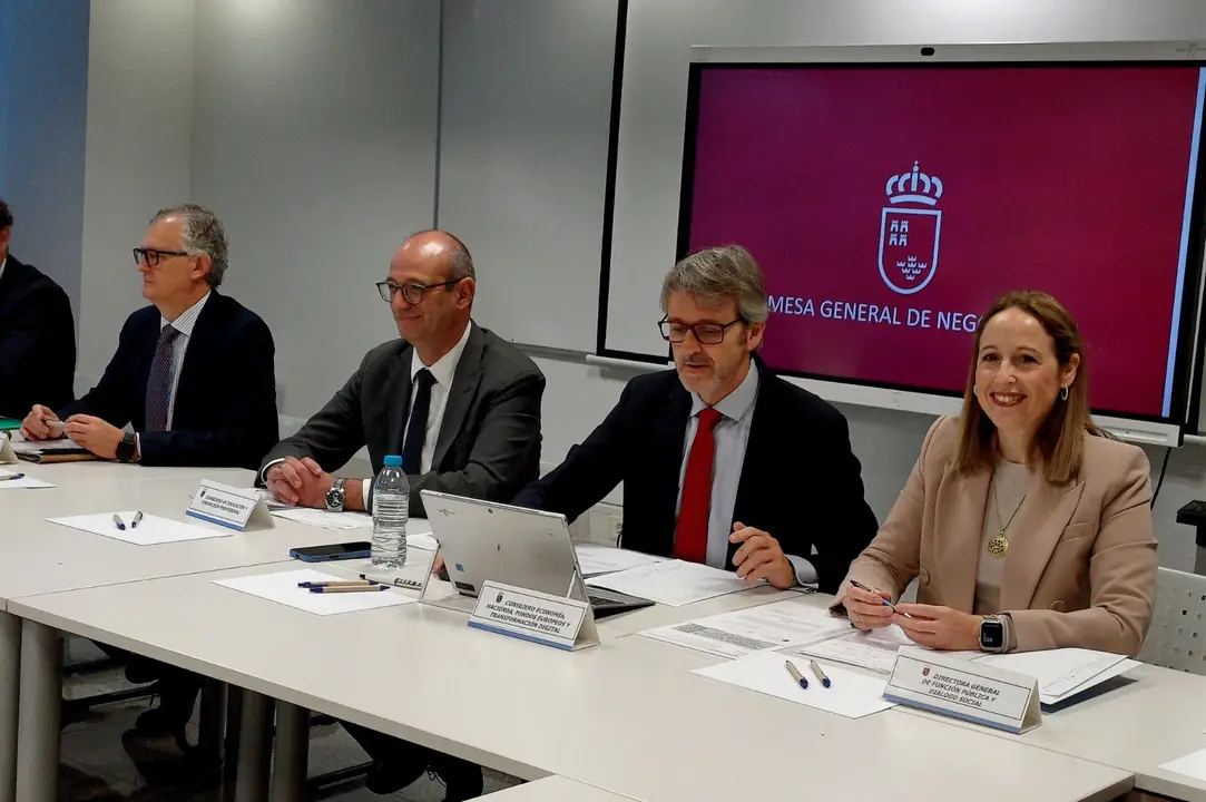 Los consejeros de Econom&iacute;a, Hacienda, Fondos Europeos y Transformaci&oacute;n Digital, Luis Alberto Mar&iacute;n; de Educaci&oacute;n y Formaci&oacute;n Profesional, V&iacute;ctor Mar&iacute;n, y de Salud, Juan Jos&eacute; Pedre&ntilde;o, durante la reuni&oacute;n de la Mesa General de Funci&oacute;n P&uacute;blica (foto: CARM)