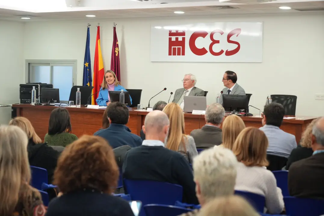 La consejera de Pol&iacute;tica Social, Familias e Igualdad, Conchita Ruiz, durante su intervenci&oacute;n en la Jornada `Las Prestaciones Garantizadas en la Ley de Servicios Sociales en la Regi&oacute;n de Murcia y su aplicaci&oacute;n en los Servicios Sociales de Atenci&oacute;n Primaria&acute;, organizada por el Consejo Econ&oacute;mico y Social de la Regi&oacute;n de Murcia (foto: CARM)