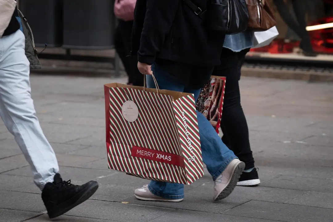 Una persona sujeta bolsas con compras durante la campa&ntilde;a de Navidad (foto: EP)