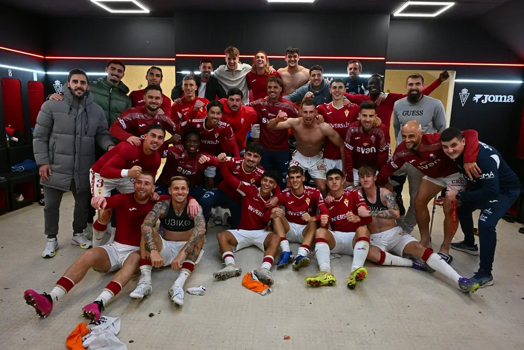 El Real Murcia celebra su victoria ante el C&aacute;diz (foto: Real Murcia)