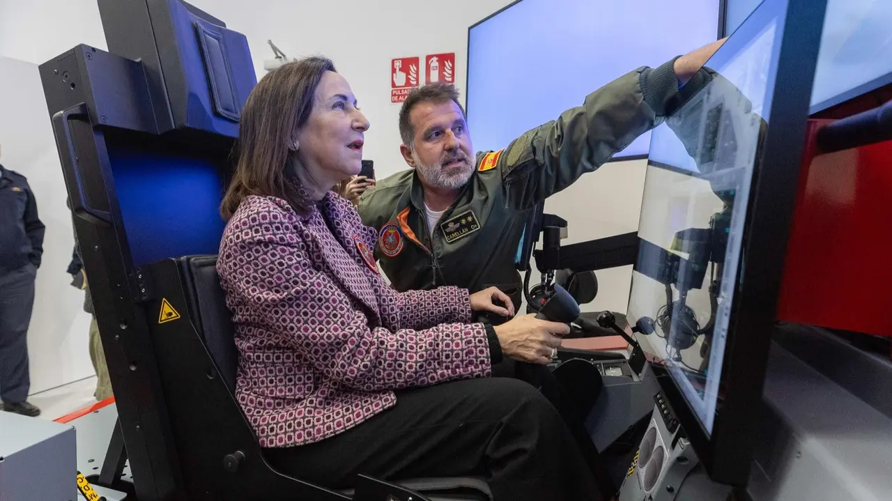 La ministra de Defensa, Margarita Robles, asiste a una demostraci&oacute;n de una misi&oacute;n de vuelo en el simulador basado en la aeronave 'Pilatus' PC-21