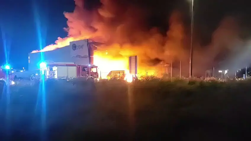 Incendio en una nave de Cobatillas en la noche del jueves: fuego extinguido y cuantiosos da&ntilde;os materiales (foto: La 7)
