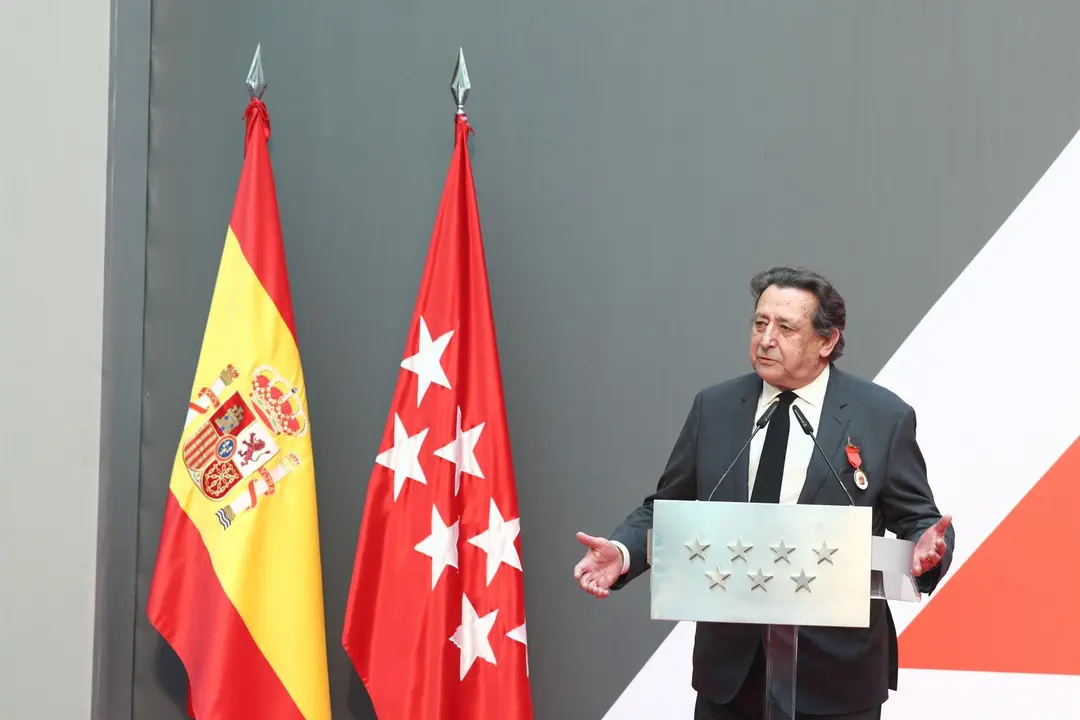 El escritor Alfonso Uss&iacute;a recibe la Medalla de Oro de la Comunidad de Madrid (foto: EP)