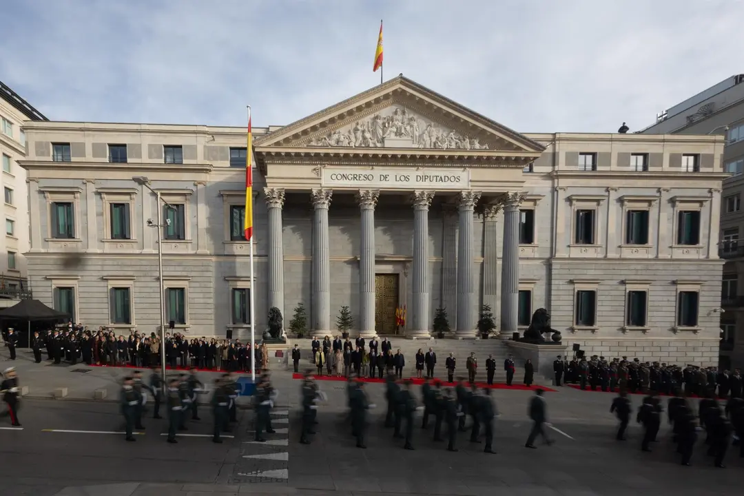 Desfile durante el acto de Izado Solemne de la bandera de Espa&ntilde;a, frente al Congreso de los Diputados