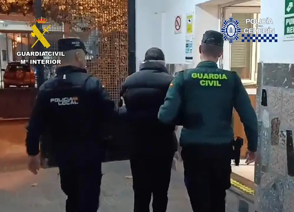 Fotograf&iacute;a de archivo de una detenci&oacute;n por parte de agentes de la Guardia Civil y de la Polic&iacute;a Local de Ceheg&iacute;n
- GUARDIA CIVIL