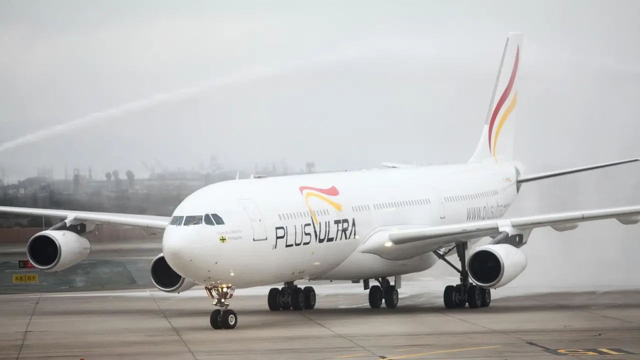 Un avi&oacute;n de la aerol&iacute;nea Plus Ultra