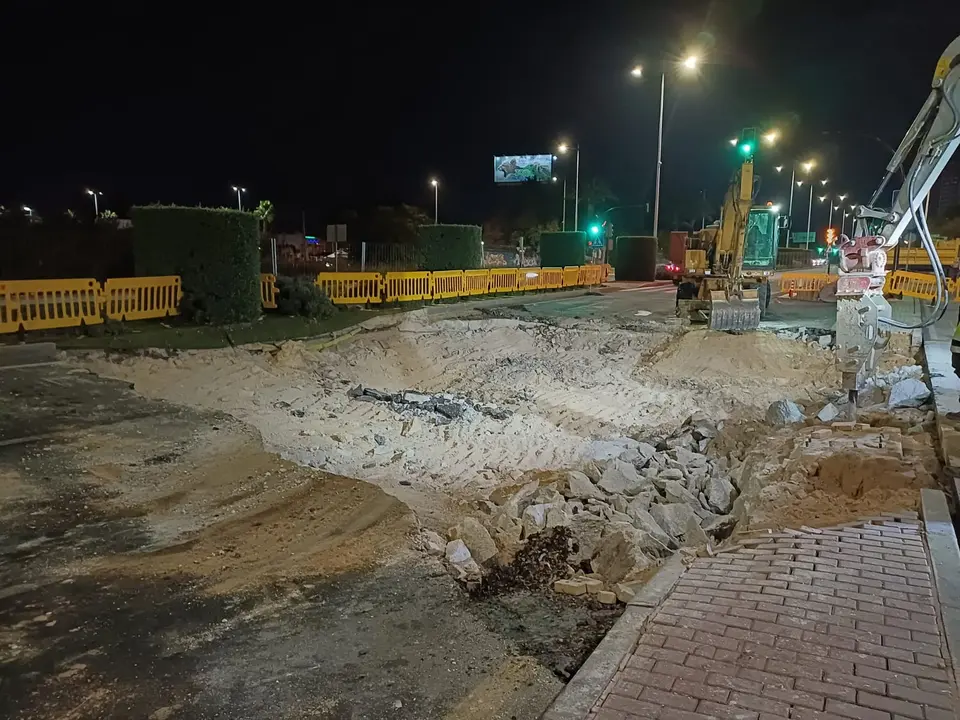 Obras en la avenida Miguel Indur&aacute;in por culpa del hundimiento en un tramo de la calzada (foto: Ayuntamiento de Murcia)