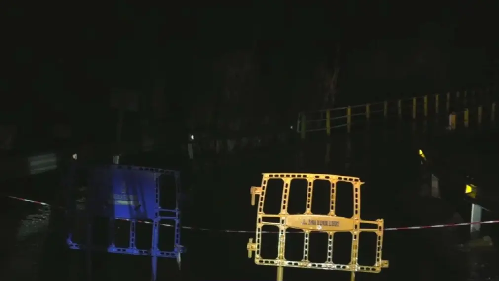 Protecci&oacute;n Civil de Mula baliza la rambla del Puente del Curtis ante un posible desbordamiento y se ha cortado la carretera (foto: La 7)