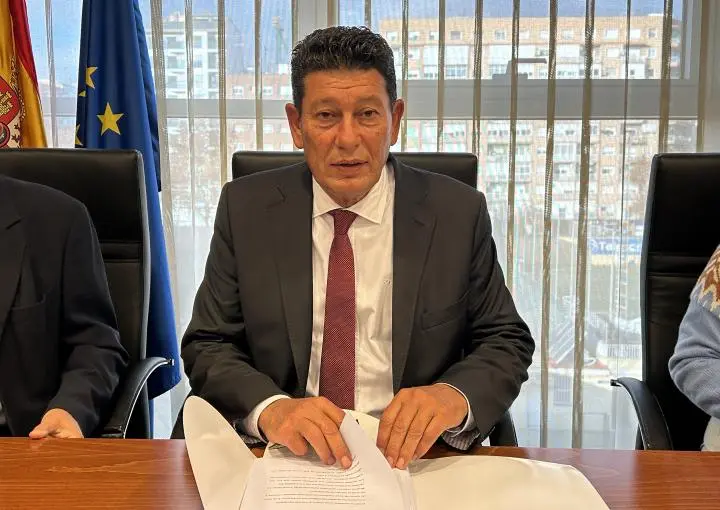El presidente de la Comunidad de Regantes de Cartagena, Manuel Mart&iacute;nez, ante su comparecencia ante la Comisi&oacute;n Especial de Estudio sobre la situaci&oacute;n del Trasvase Tajo-Segura tras las &uacute;ltimas medidas anunciadas por el Ministerio de Transici&oacute;n Ecol&oacute;gica