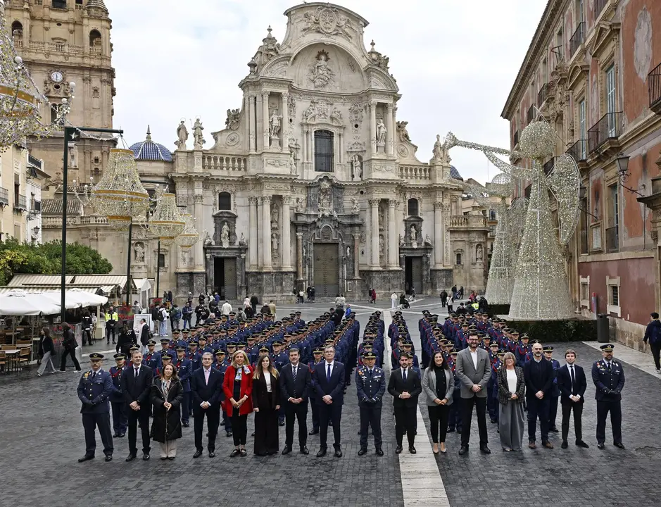 Los cadetes de la 81&ordf; Promoci&oacute;n de la Academia General del Aire han posado en la plaza de Belluga frente a la Catedral
- JUANCHI LOPEZ