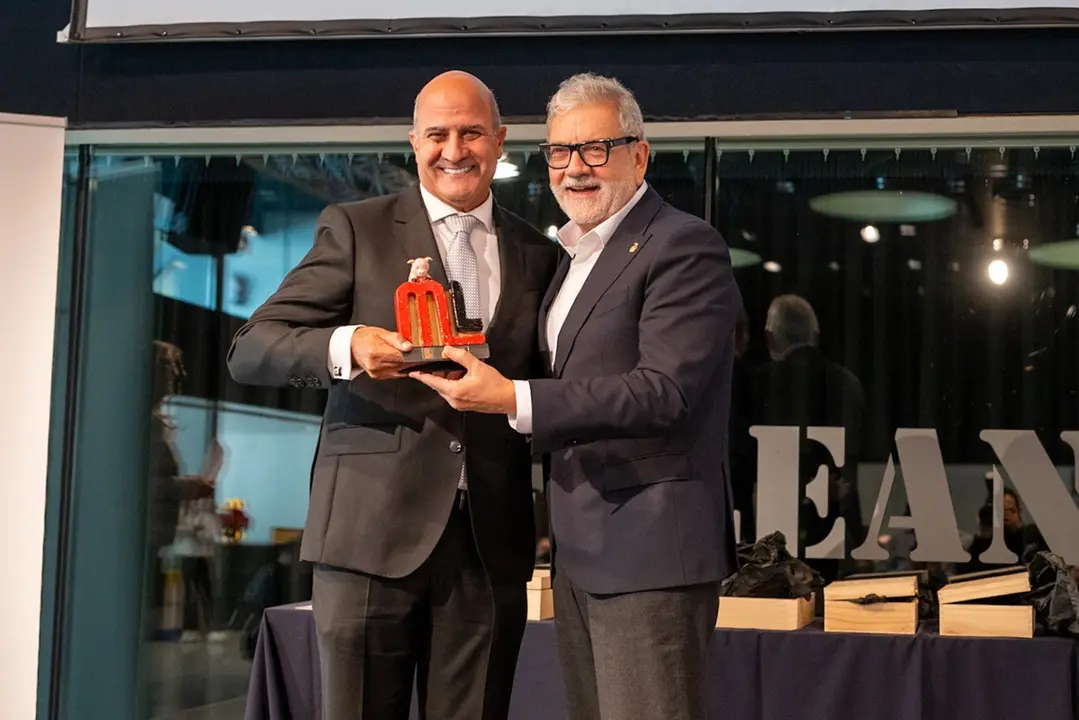 l director de Operaciones de ElPozo Alimentaci&oacute;n, Juan Pedro Florido, recibe el premio PronosPorc de manos de F&eacute;lix Larrosa, alcalde de Lleida y presidente de Mercolleida (foto: Grupo Fuertes)