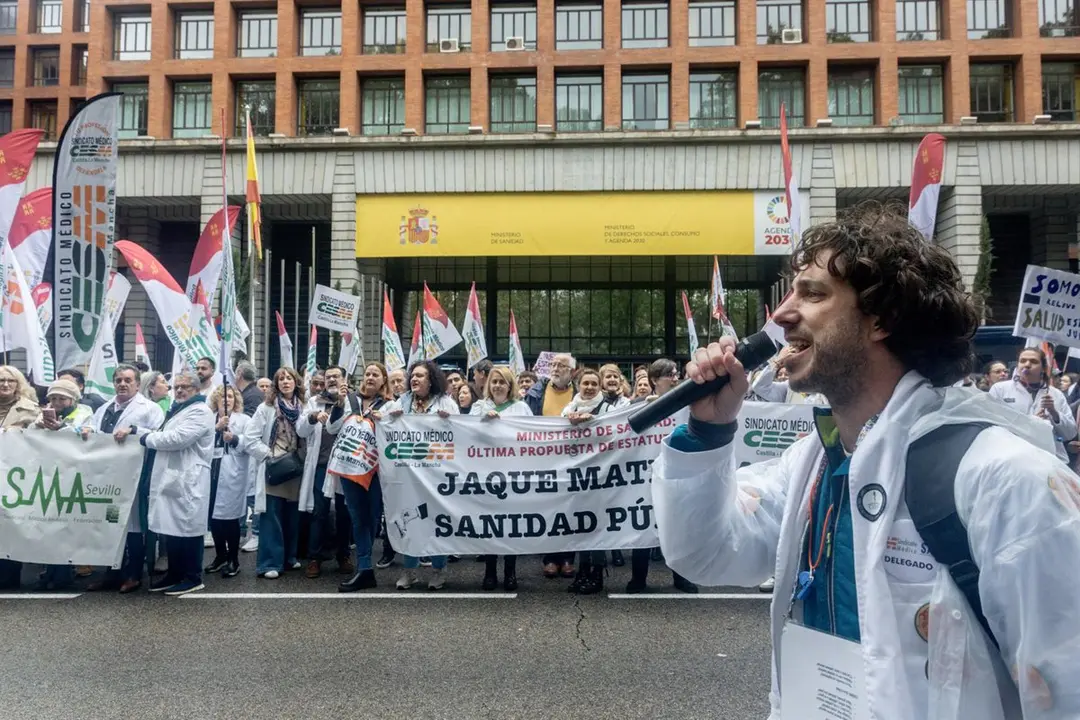 Imagen de archivo de la manifestaci&oacute;n &lsquo;Todos unidos por un objetivo com&uacute;n: el estatuto propio&rsquo;, en el Ministerio de Sanidad (foto: EP)