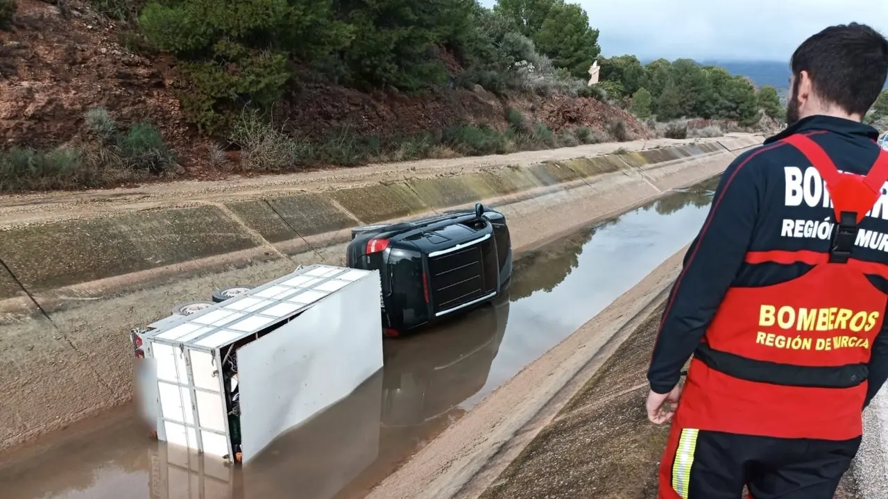 Un bombero observa el veh&iacute;culo dentro del canal del trasvase (foto: Bomberos CEIS)