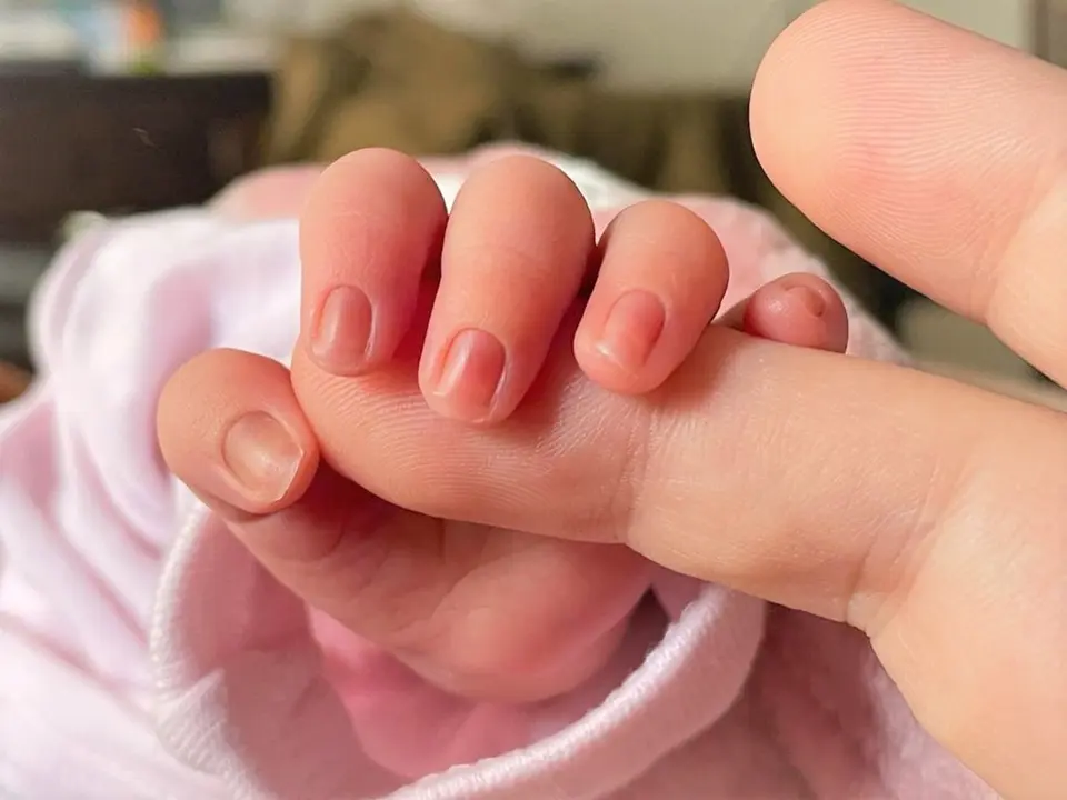 Archivo - Un beb&eacute; de pocos d&iacute;as de edad coge el dedo de su madre
- EUROPA PRESS - Archivo