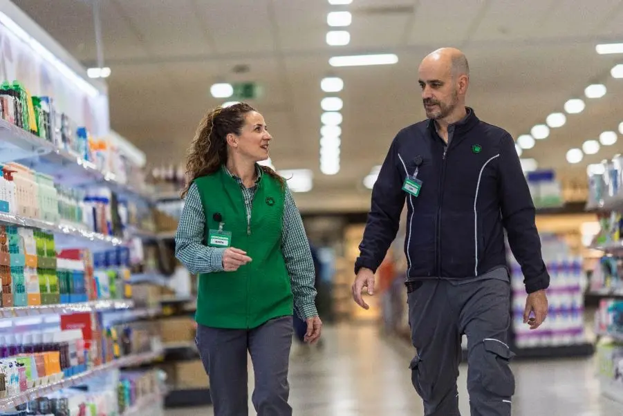 Trabajadores de Mercadona en uno de sus supermercados (foto: Mercadona)