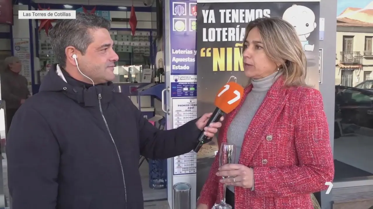 Jos&eacute; Francisco Bayona entrevista a la gerente de una administraci&oacute;n de loter&iacute;a de Las Torres de Cotillas tras repartir &eacute;sta un quinto premio (foto: La 7)