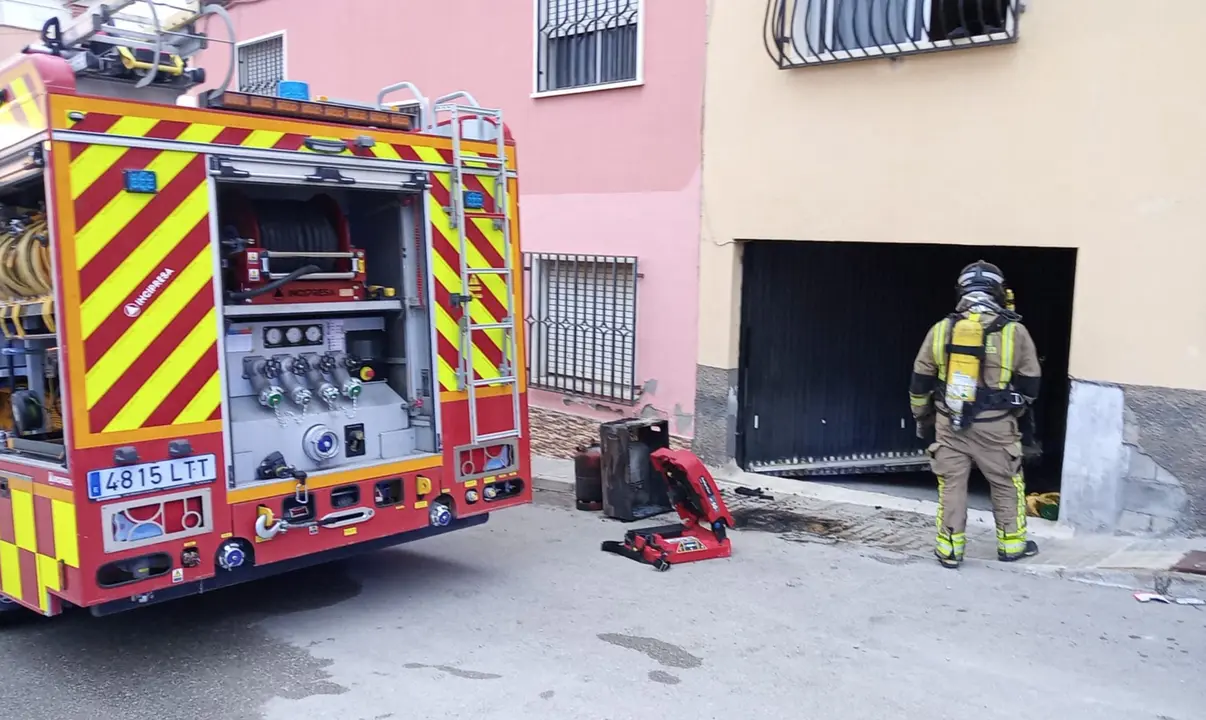 Un incendio en la cochera de una vivienda en Cieza deja un herido (foto: Bomberos del CEIS)