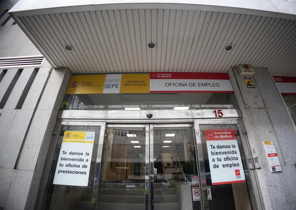 Archivo - Fachada de la oficina del INEM.