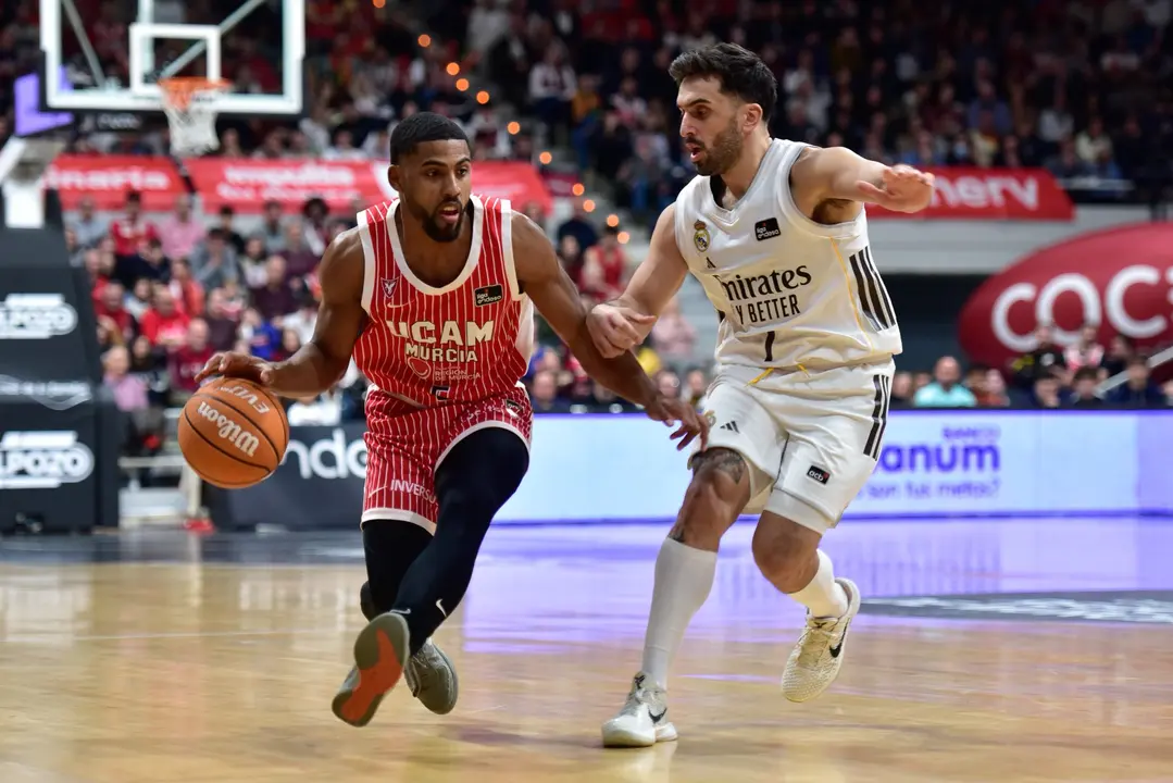 Lance del partido entre el UCAM Murcia y el Real Madrid (foto: UCAM Murcia CB)