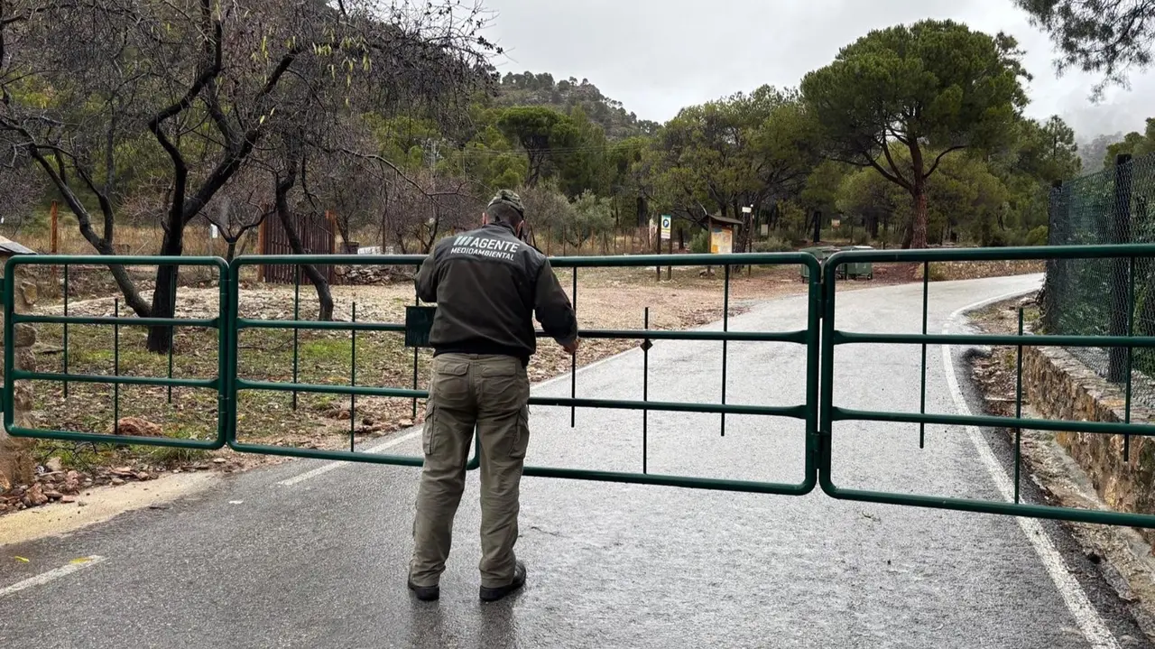 Un agente medioambiental cortando el acceso a Sierra Espu&ntilde;a
