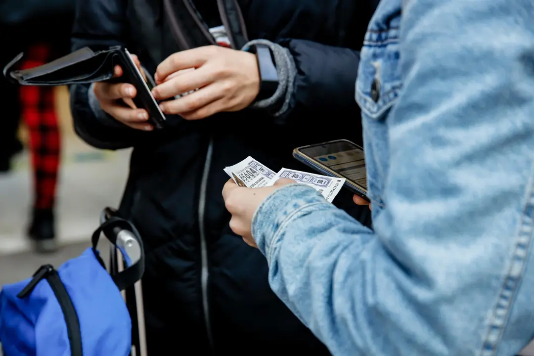 Una persona sostiene dos d&eacute;cimos de el sorteo de El Ni&ntilde;o
