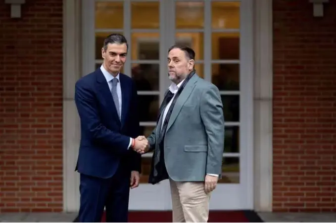 Saludo entre Pedro S&aacute;nchez y Oriol Junqueras