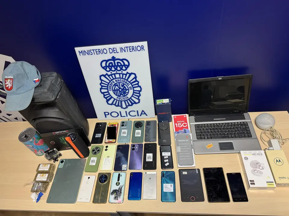 Objetos hallados durante el registro en la vivienda del detenido
- POLIC&Iacute;A NACIONAL