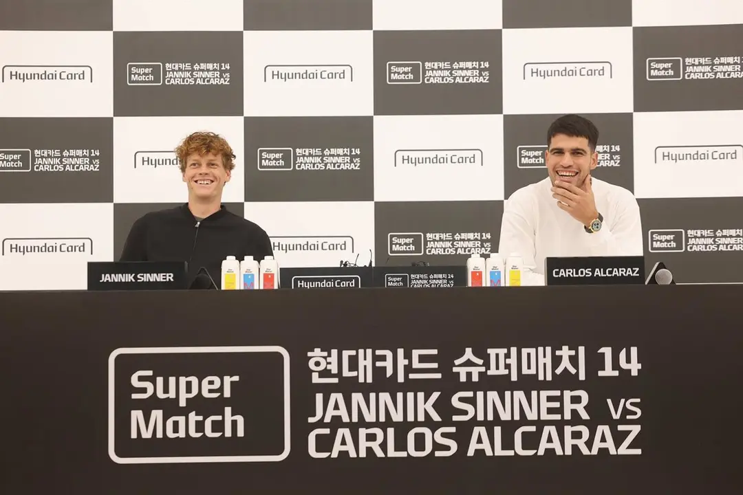 09 de enero de 2026, Corea del Sur, Se&uacute;l: Carlos Alcaraz, de Espa&ntilde;a (dcha.), y Jannik Sinner, de Italia, asisten a una rueda de prensa conjunta, un d&iacute;a antes del Hyundai Card Super Match (foto: EP)
