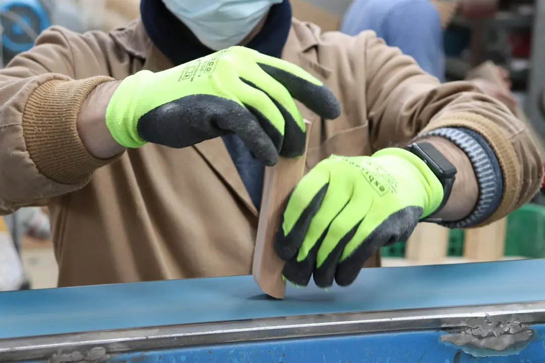 Un trabajador del sector de la madera
- AREMA
