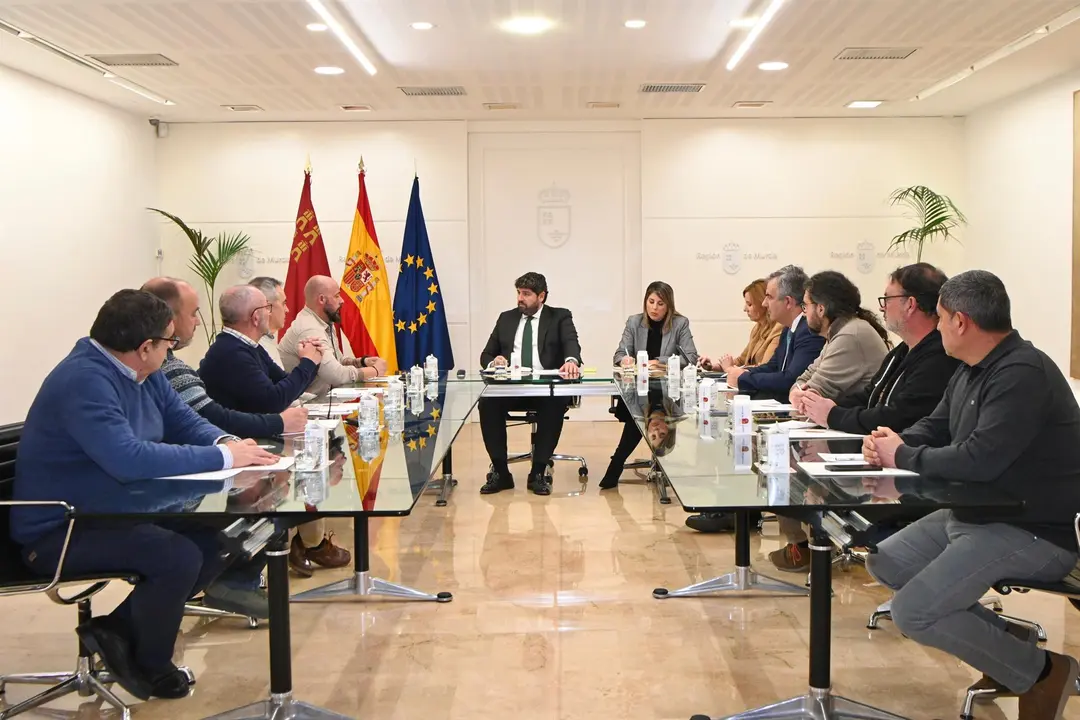 El presidente de la Regi&oacute;n de Murcia, Fernando L&oacute;pez Miras, junto a la alcaldesa de Cartagena, Noelia Arroyo, recibe al comit&eacute; de empresa de Sabic (foto: CARM)