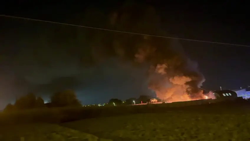 Incendio en un taller de gr&uacute;as de la pedan&iacute;a lorquina de La Hoya (foto: La 7)