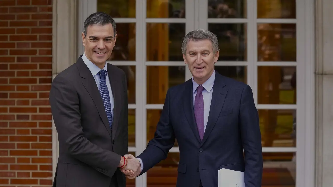 Imagen de archivo del presidente del Gobierno, Pedro S&aacute;nchez y el l&iacute;der del PP, Alberto N&uacute;&ntilde;ez Feij&oacute;o en una reuni&oacute;n en La Moncloa en 2025 (foto: EP)