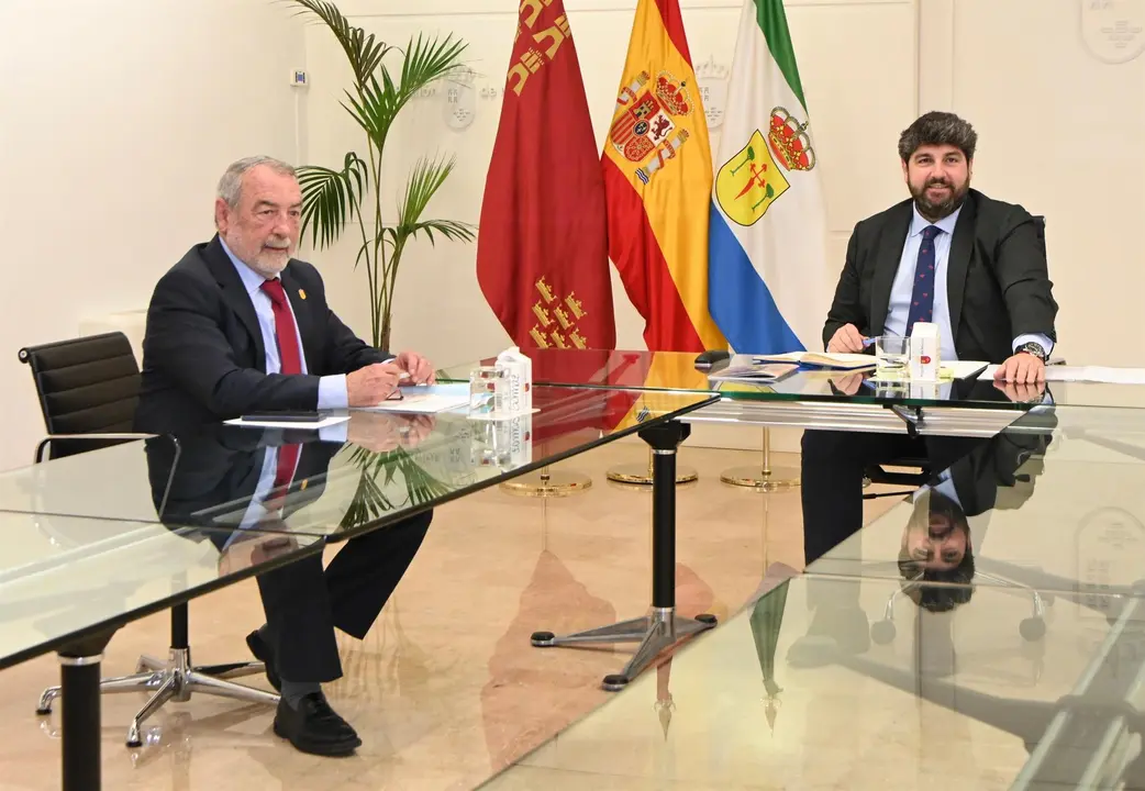 El presidente de la Comunidad, Fernando L&oacute;pez Miras, y el alcalde de Ricote, Rafael Guillam&oacute;n, durante una reuni&oacute;n en el Palacio de San Esteban
- CARM
