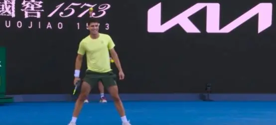 Carlos Alcaraz gana a De Mi&ntilde;aur en el partido de exhibici&oacute;n previo al Open de Australia (foto: La 7)