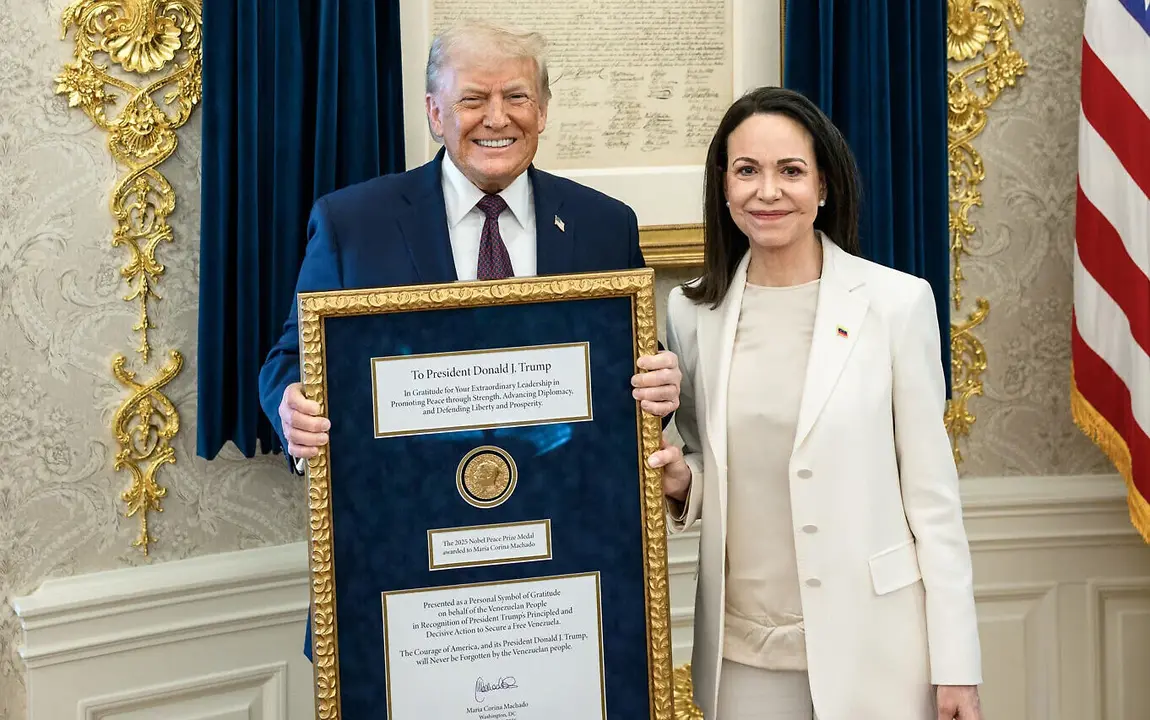Donald Trump, presidente de Estados Unidos, con el Premio Nobel de la Paz de Mar&iacute;a Corina Machado (foto: Agencias)