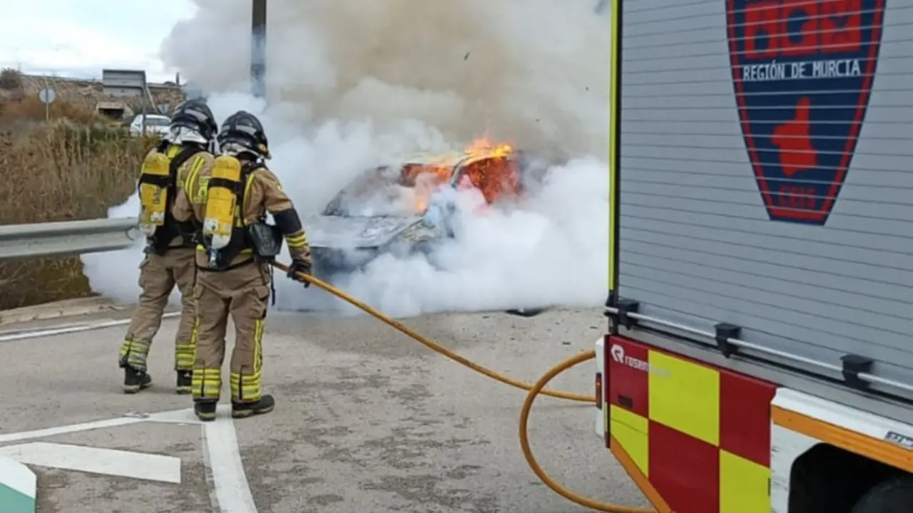 Bomberos sofocando el incendio del veh&iacute;culo en Molina de Segura