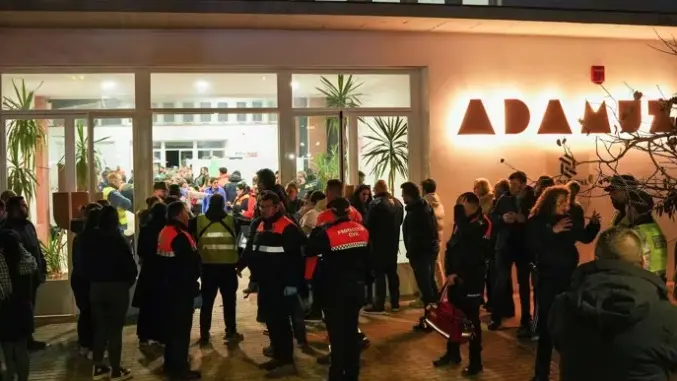 Coordinaci&oacute;n de los equipos emergencias en el Polideportivo de Adamuz para socorrer a los heridos y fallecidos en el descarrilamiento de dos trenes de alta velocidad en el t&eacute;rmino municipa
