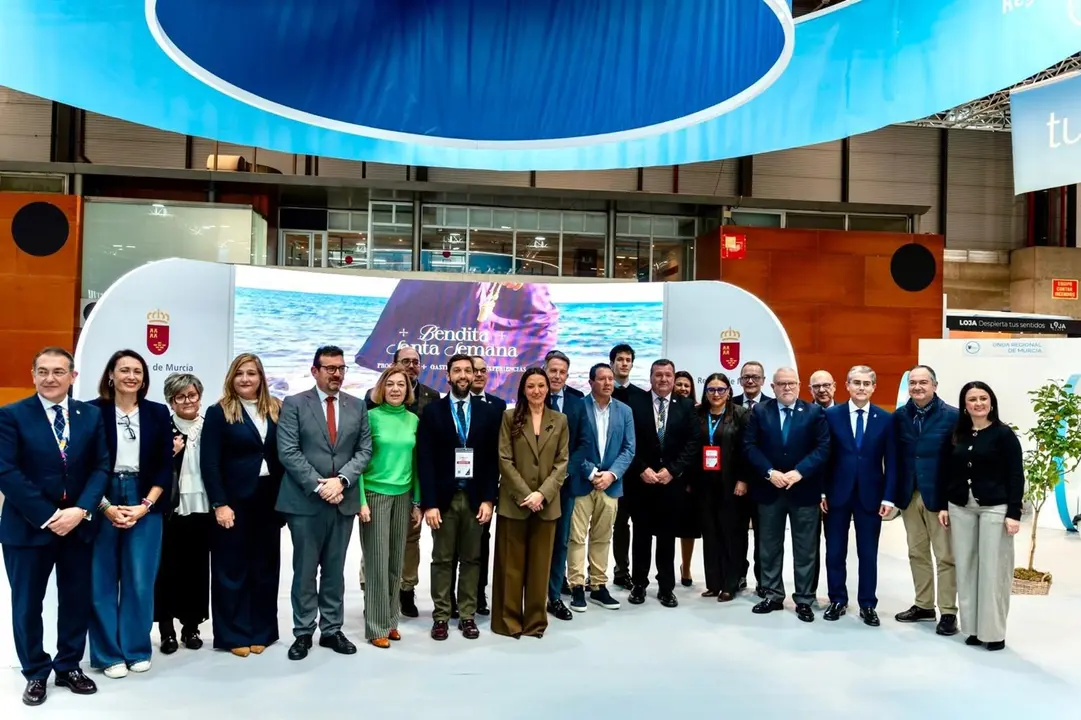 La consejera Carmen Conesa, con los directores generales y representantes de municipios y cofrad&iacute;as en Fitur
- CARM