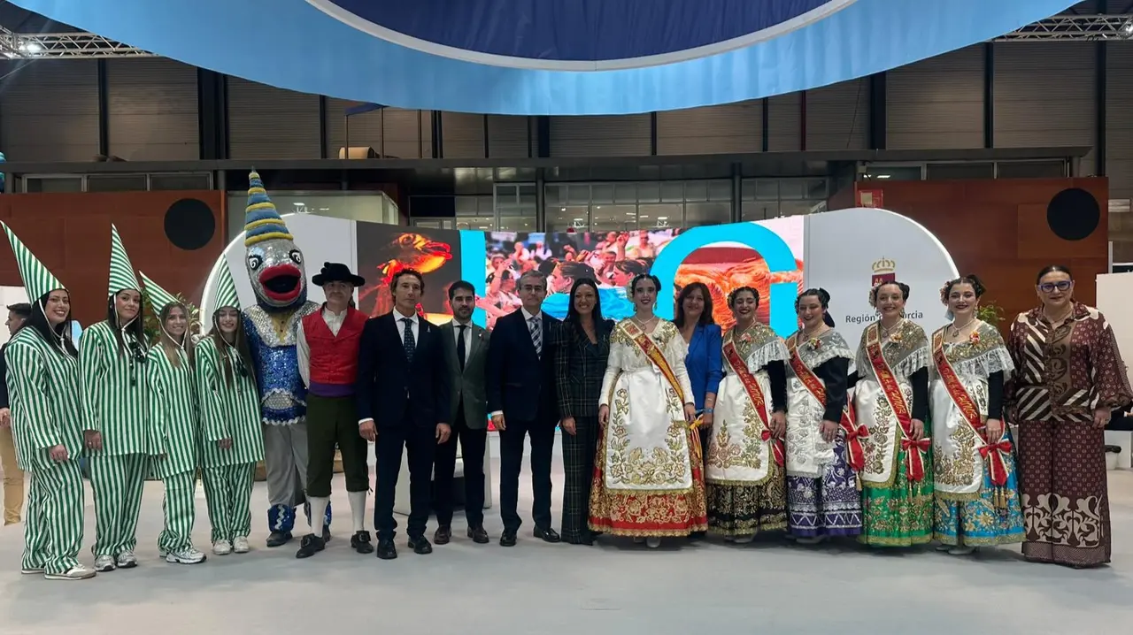 La consejera Carmen Conesa, con huertanos y sardineros que presentaron en Fitur la celebraci&oacute;n de su 175 aniversario