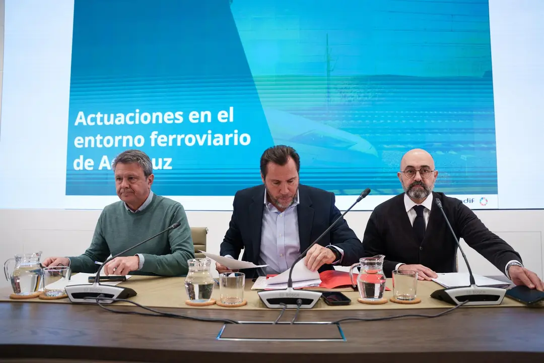 El ministro de Transportes y Movilidad Sostenible, &Oacute;scar Puente (c), atiende a los medios en una rueda de prensa, en la sede del Ministerio de Transportes, a 23 de enero de 2026, en Madrid (Espa&ntilde;a).
- Matias Chiofalo - Europa Press